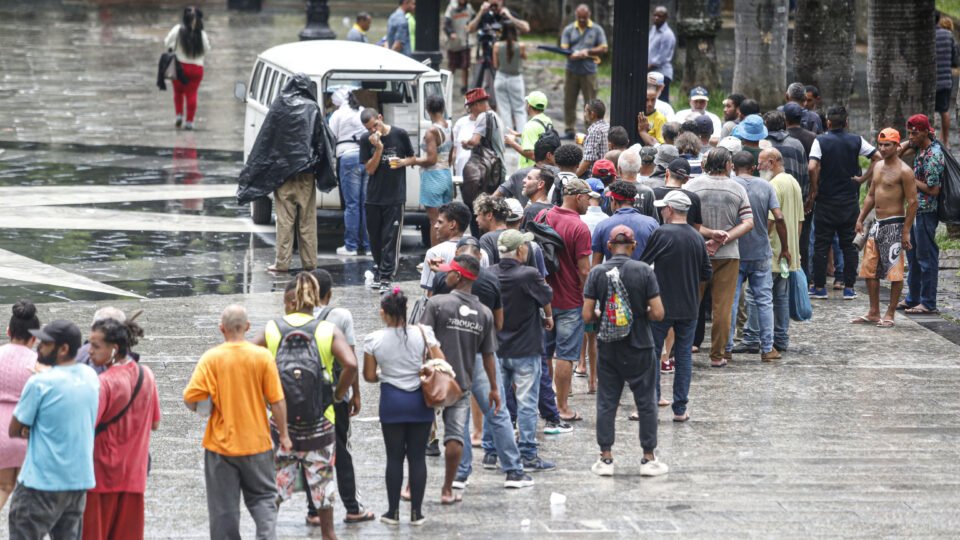 Sob Lula, população de rua ganhando mais de meio salário dispara