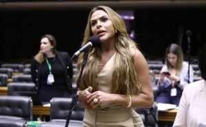 Câmara aprova projeto que prevê medidas judiciais contra pais que cometerem abusos na gestão do patrimônio de crianças; acompanhe - Notícias