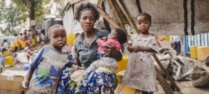 Uma família deslocada sentada em frente ao seu abrigo improvisado em Goma, província de Kivu do Norte, República Democrática do Congo