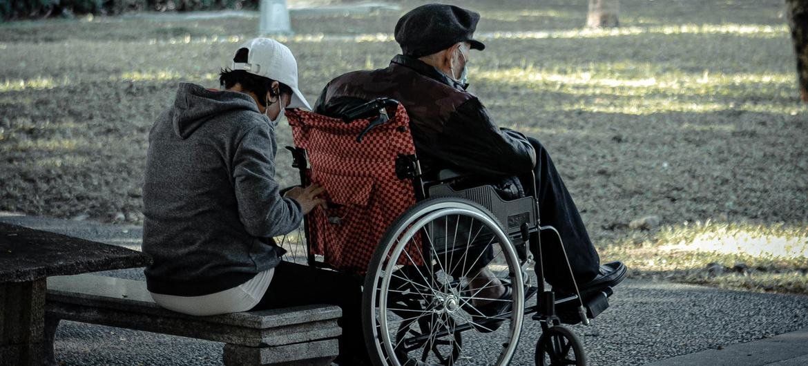 Os direitos das pessoas com deficiência estão sendo ameaçados pelas más condições de trabalho dos cuidadores