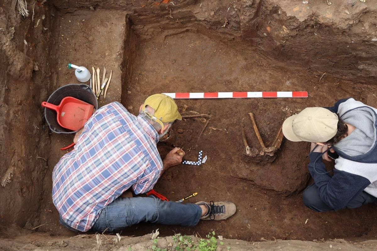 Os arqueólogos Camilo Collazo Maceira (dir.) e José López Mazz trabalham no local da descoberta