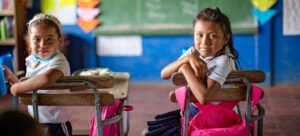 Duas meninas assistem às aulas na área montanhosa e empobrecida de Jinotega, Nicarágua