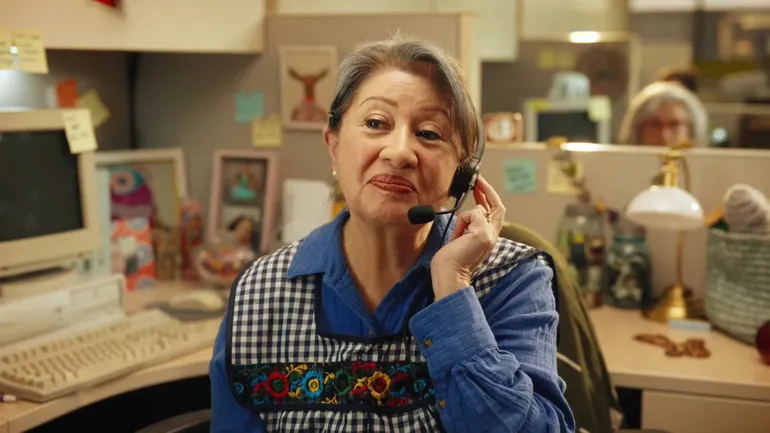 Del Real Favors 'Abuela Intelligence' sobre a IA na campanha da primeira marca