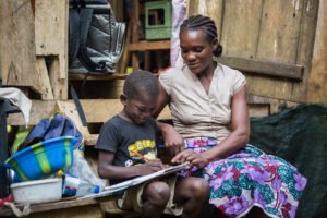 Uma mãe ajuda o filho com os trabalhos de casa em São Tomé e Príncipe