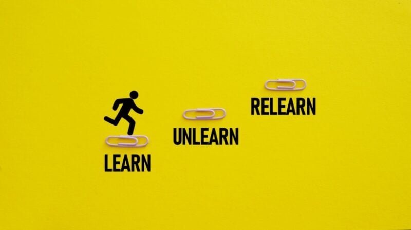 Combinando prática de repetição e recuperação espaçada para alunos on-line