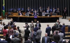 Discussão e votação de propostas legislativas.