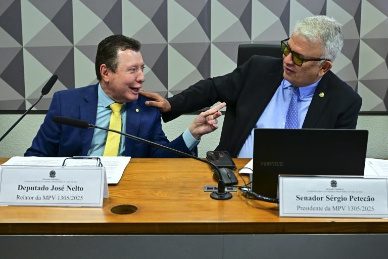 Comissão aprova fim de cobrança de taxa para taxistas - Notícias