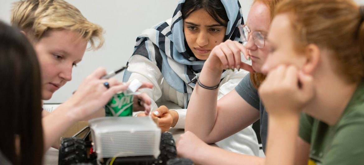 Somaya Faruqi (centro) trabalha ao lado de estudantes da Universidade de Ciência e Tecnologia do Missouri para construir um robô