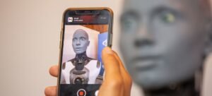 A neurotecnologia, que liga diretamente o cérebro a máquinas, tem transformado a vida de pessoas com deficiências graves, oferecendo novas formas de comunicação e autonomia