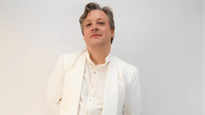 Felipe Menegat, tenor brasileiro de música erudita, durante apresentação de canto lírico.