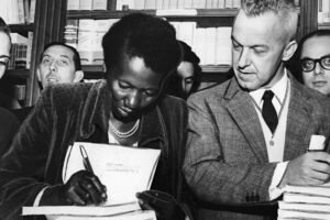 A escritora Carolina Maria de Jesus autografa exemplar de