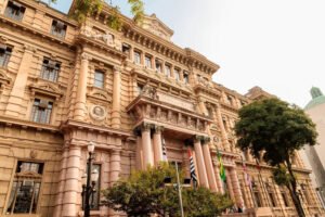 Fachada de tribunal brasileiro simbolizando o encerramento do ano judiciário e o início do recesso forense em 2025.