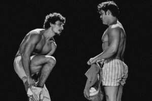 'Brokeback Mountain' vira peça com trilha sonora ao vivo - 20/01/2026 - Mise-en-scène