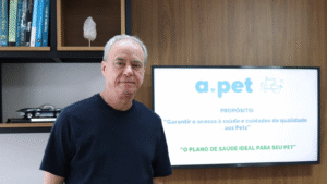 Luiz Gênova, CEO da APet, durante apresentação da campanha permanente de inclusão em planos de saúde pet no Brasil.