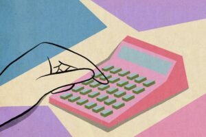 Desenho estilizado mostra uma mão desenhada em linhas pretas pressionando botões de uma calculadora rosa com teclas verdes, sobre fundo geométrico em tons de azul, lilás e bege.