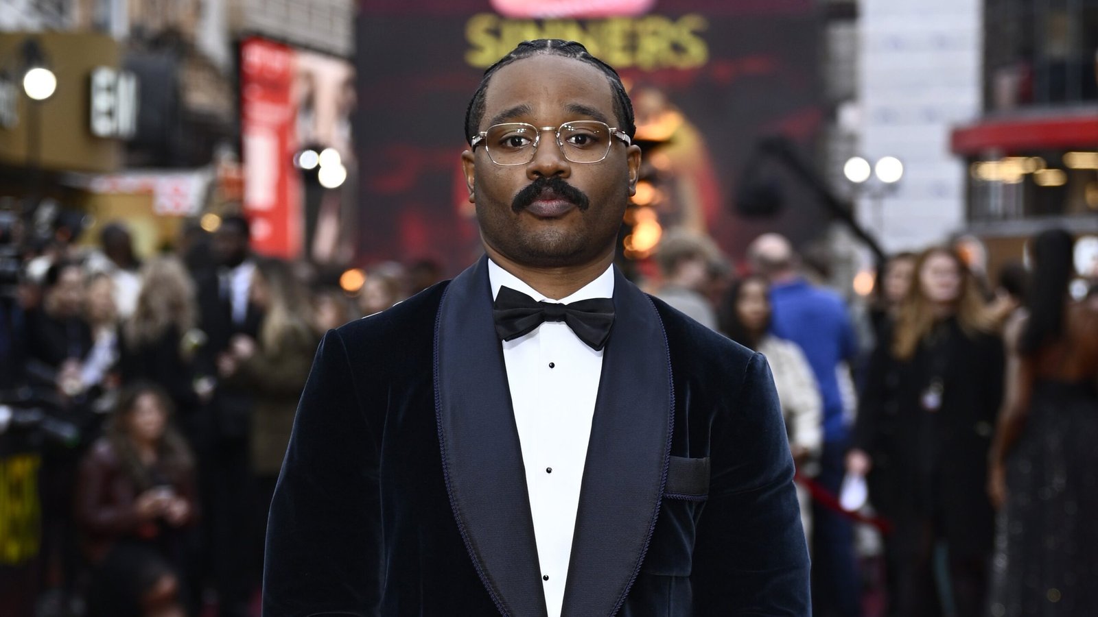 ryan-coogler-no-tapete-vermelho-usando-smoking-preto-em-estreia-de-filme-em-evento-de-cinema