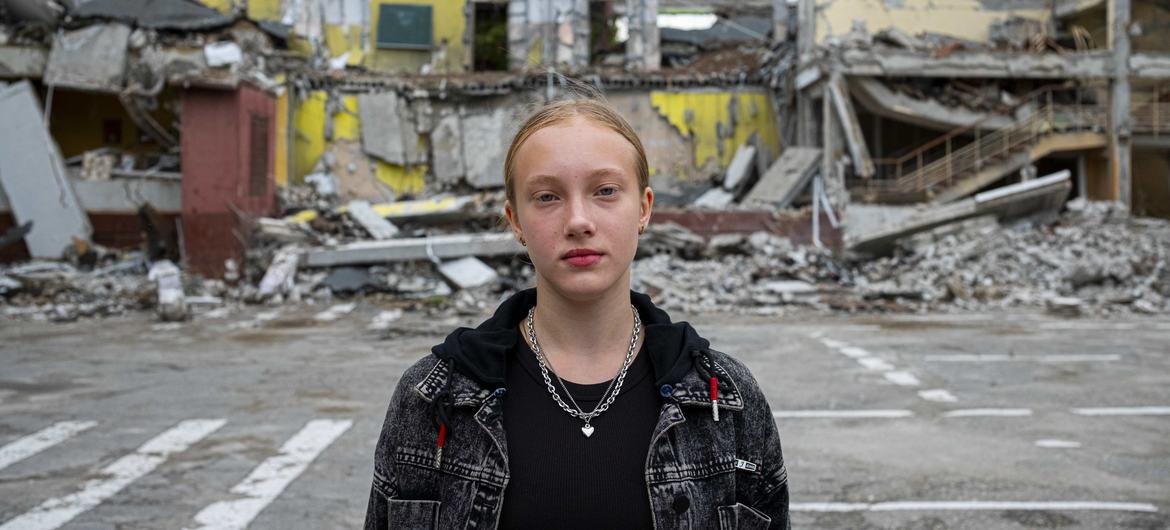 Em 16 de agosto de 2022, em Kharkiv, Ucrânia, Mariia, de 12 anos, em frente à escola onde começaria a sétima série