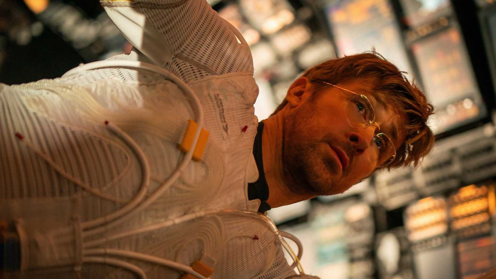 astronauta-em-nave-espacial-analisando-equipamentos-filme-devoradores-de-estrelas