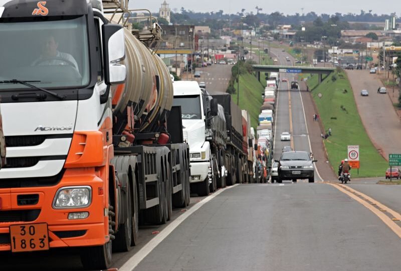 Por que o Brasil para quando caminhoneiros entram em greve