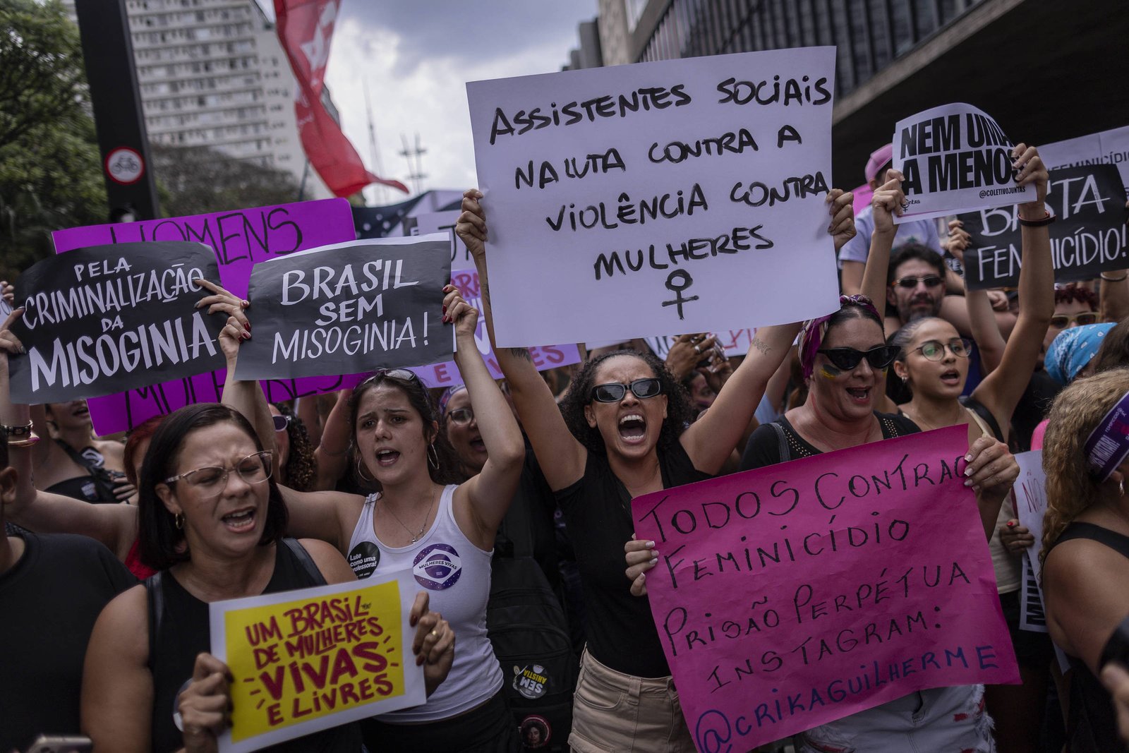 Mulheres fazem manifestação contra misoginia e feminicídio, em São Paulo
