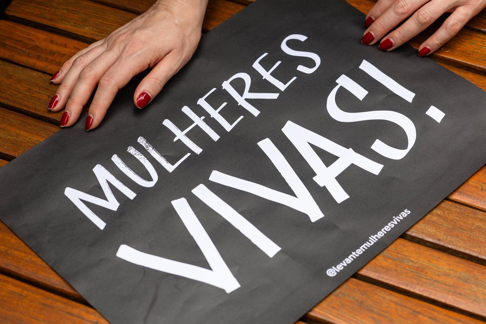 Cartaz preto com texto branco