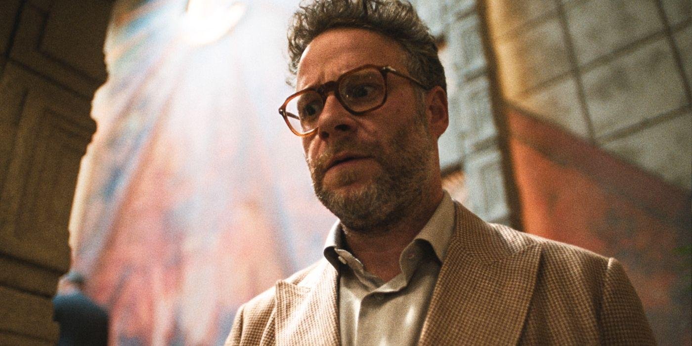 seth-rogen-the-studio-personagem-com-oculos-expressao-preocupada-rua-cenario-urbano