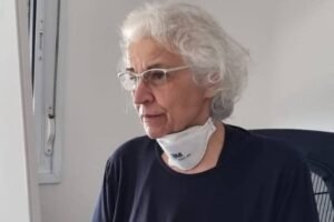 Clara Ant digita em frente a um computador