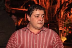 Lulinha voou em jato de advogado que doou para Tarcísio - 06/04/2026 - Mônica Bergamo