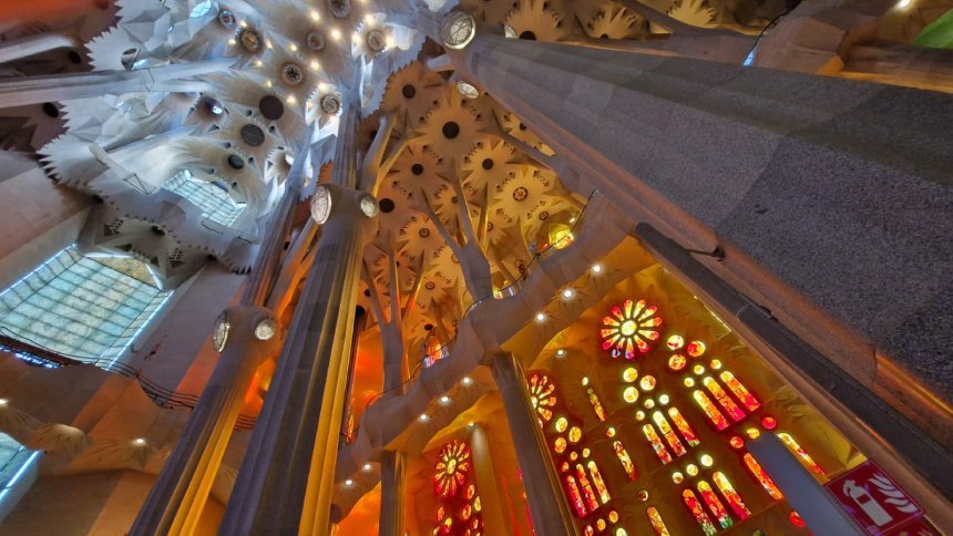 A etapa final da obra-prima de Gaudí: a Sagrada Família chega ao topo e vira a maior igreja do mundo