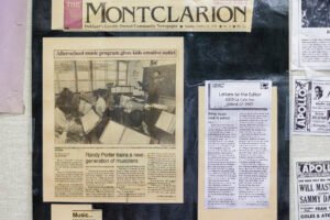 Foto de recorte de jornal na parede.