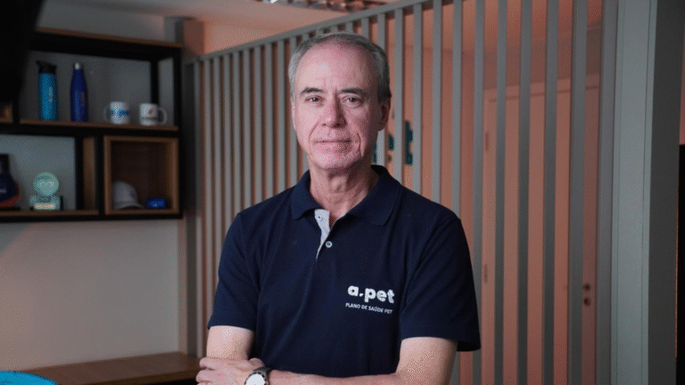 Luiz Gênova, CEO da APet, em ambiente corporativo da empresa, durante entrevista sobre estratégia, execução e tecnologia no crescimento empresarial.