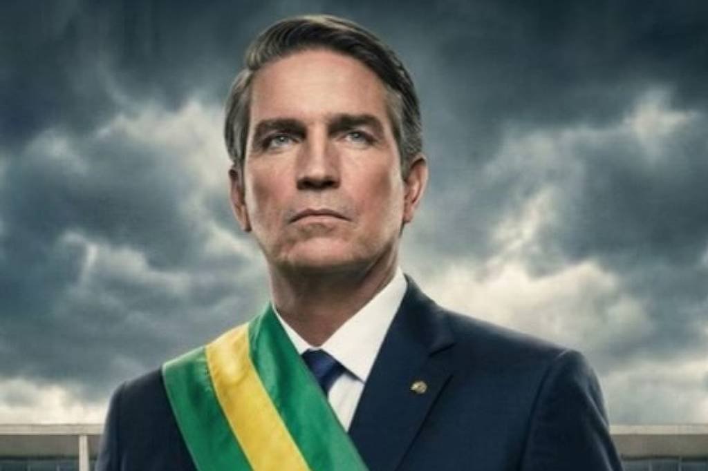 Homem de terno escuro e gravata azul usa faixa presidencial do Brasil em frente a prédio oficial sob céu nublado.