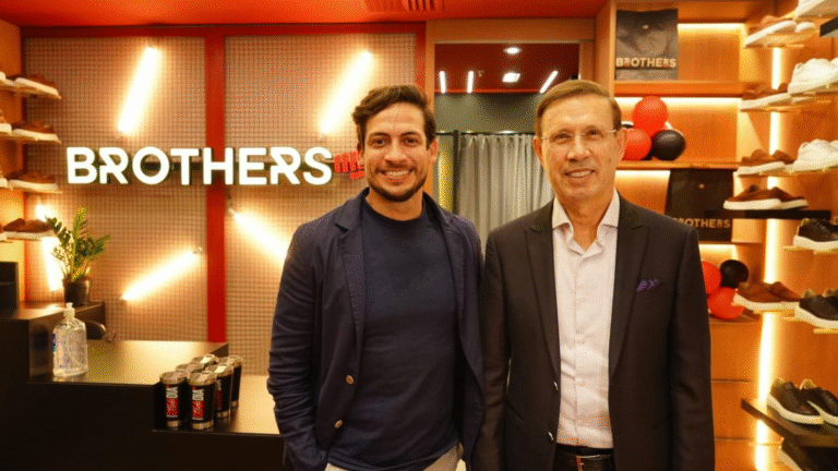 Carlos Wizard ao lado de Jefferson Guimarães em loja da BROTHERS durante anúncio de nova fase de expansão da marca no mercado brasileiro de moda masculina.