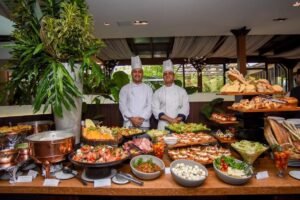 chef Fábio José (à direita) comanda o time que vai preparar a experiência gastronômica do Dia das Mães no Yva Gastronomia. Crédito: Wyndham São Paulo Ibirapuera / Divulgação