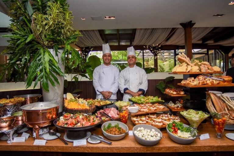 chef Fábio José (à direita) comanda o time que vai preparar a experiência gastronômica do Dia das Mães no Yva Gastronomia. Crédito: Wyndham São Paulo Ibirapuera / Divulgação