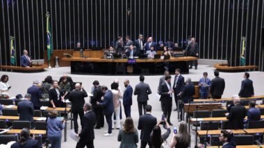 Oposição quer debater "PEC da Livre Contratação" junto com o fim da escala 6x1