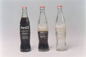 três garrafas de coca-cola
