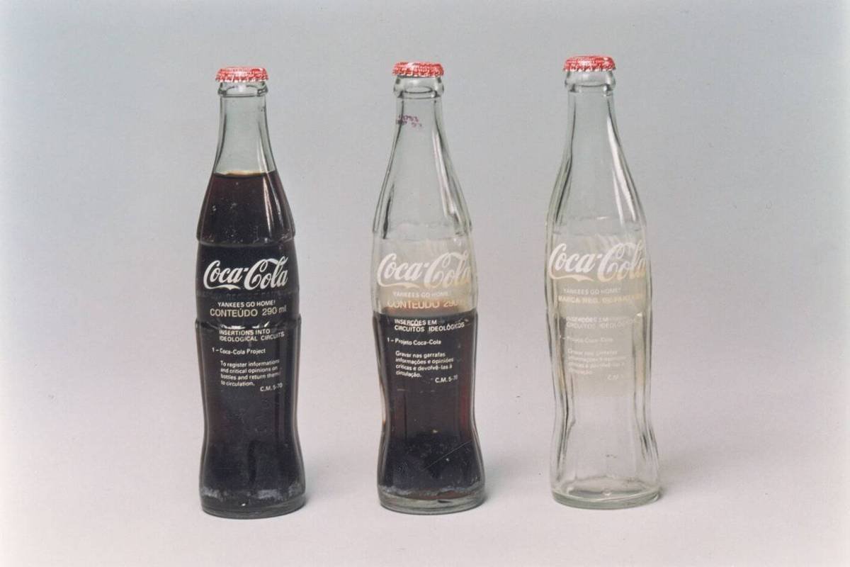 três garrafas de coca-cola