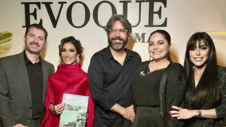 Anna Lourensetti posa com executivos da EvoqueMag durante evento que marcou o anúncio de sua nomeação como diretora executiva da EvoqueMag Brasil.