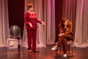 Peça 'Querida Mamãe' aborda conflito mãe e filha - 09/06/2026 - Mise-en-scène