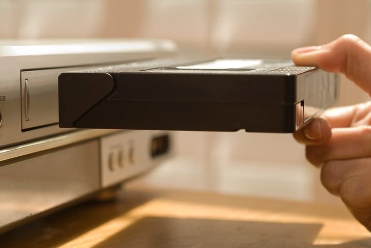 fita-vhs-sendo-colocada-no-videocassete