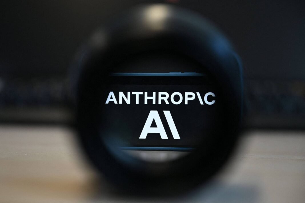 Logo da Anthropic AI exibido em fundo escuro, visto através de uma lente circular que desfoca as bordas da imagem, destacando o texto central.