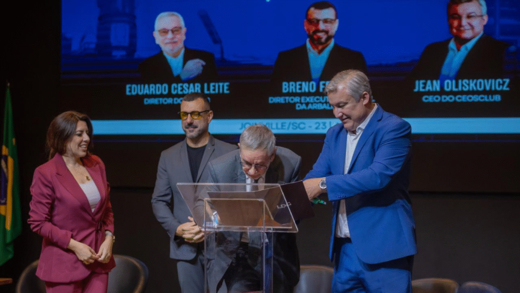 Assinatura da parceria entre CEOsCLUB e ISHALC durante o evento Indústria do Amanhã, em Joinville (SC).