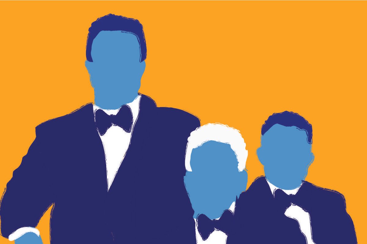 A figura de três homens de gerações diferentes surge sobre um fundo amarelo. Eles posam lado-a-lado, como numa foto para o álbum família, usam terno azul escuro, camisa branca e gravata borboleta.