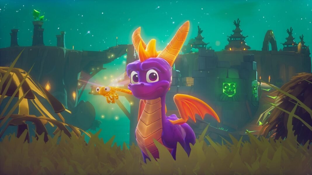 Spyro e a libélula Sparx explorando ruínas mágicas em cenário noturno de aventura repleto de criaturas fantásticas
