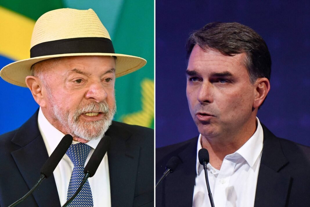 À esquerda, homem de barba branca usa chapéu claro e terno escuro, fala diante de microfones com bandeira brasileira desfocada ao fundo. À direita, homem de cabelo curto e escuro veste terno preto e camisa branca, fala em microfone com fundo azul escuro.