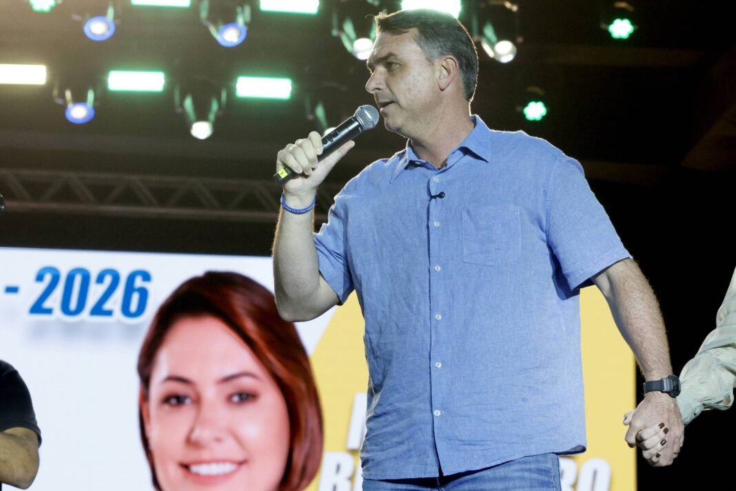 Homem é alvo de busca por ameaça a Flávio Bolsonaro - 15/08/2026 - Painel