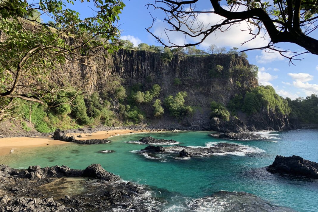 Baía dos Porcos, em Fernando de Noronha, vista a partir do mirante Dois Irmãos