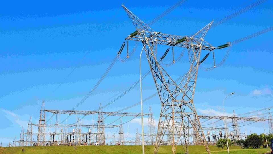Linhas de transmissão de energia elétrica da usina hidrelétrica Itaipu Binacional sob céu claro.