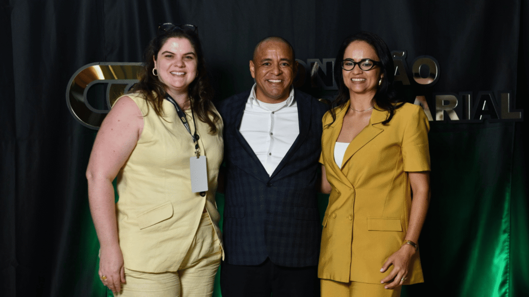 Marina Nicolosi durante o Conexão Empresarial 2026, em Tietê, ao lado de participantes do evento.